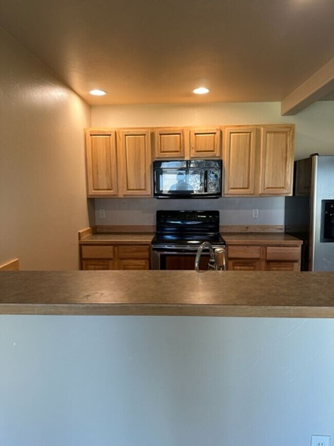 Photo - 923 Saxon Way Unit B