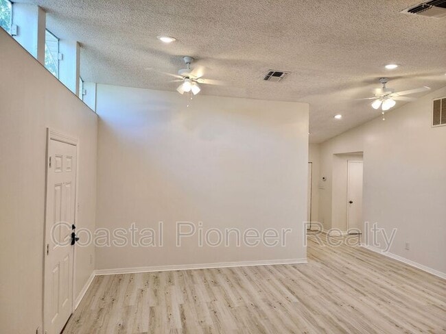 Photo - 148 18th St NW
