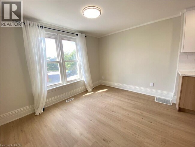 Photo - 32 Front St N