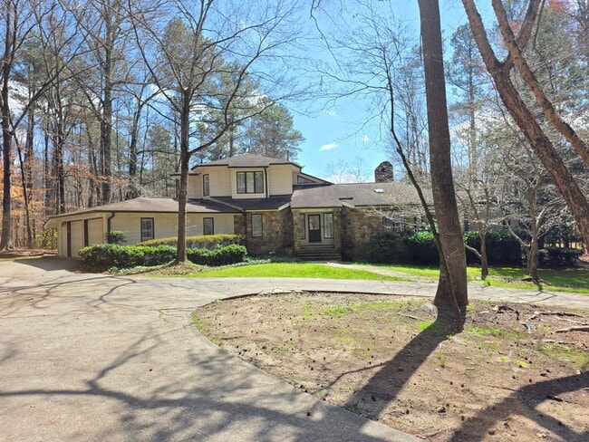 Building Photo - Private 4 bed 3 bath home located in Marietta on 4.5 acres