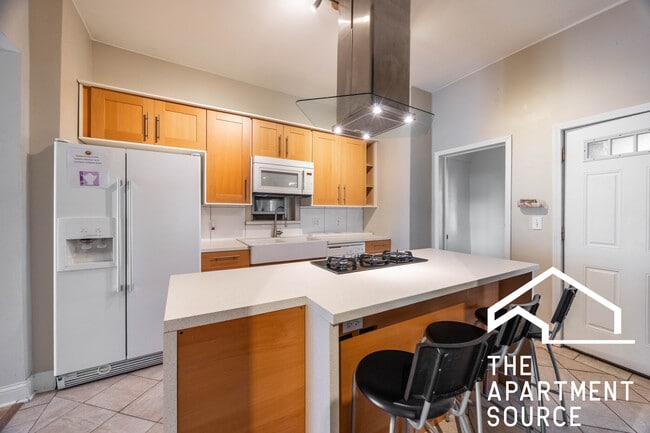 Building Photo - 2554 W Cortland St Unit 1 Rental