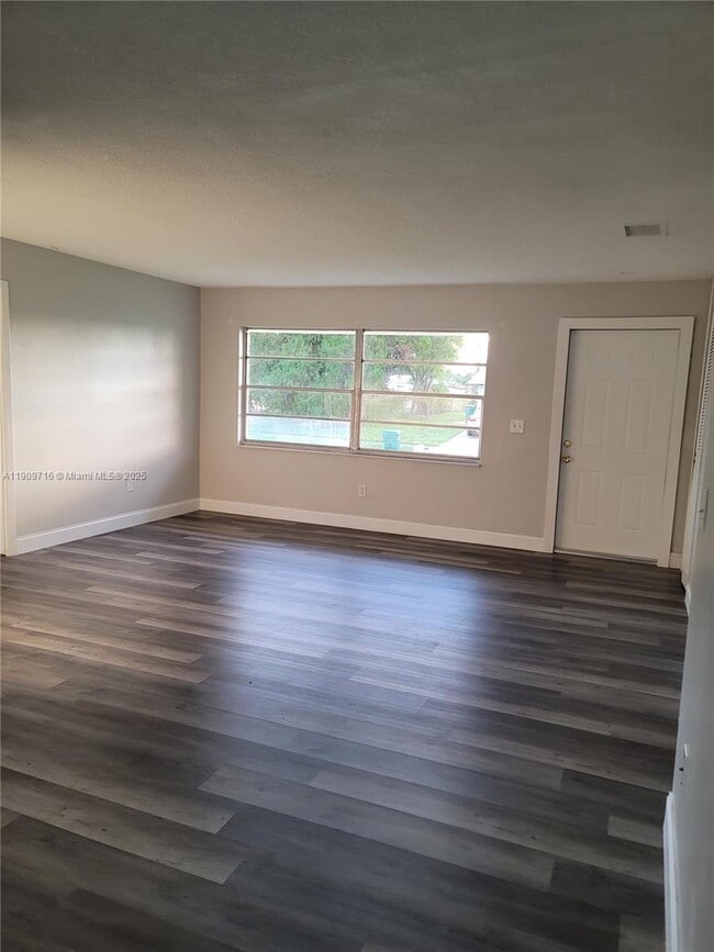 Photo - 622 Plymouth St