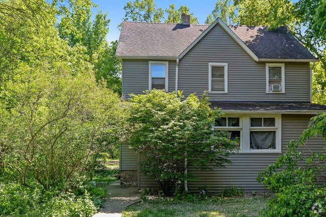 Building Photo - 1916 Noyes St Unit Rear B Rental