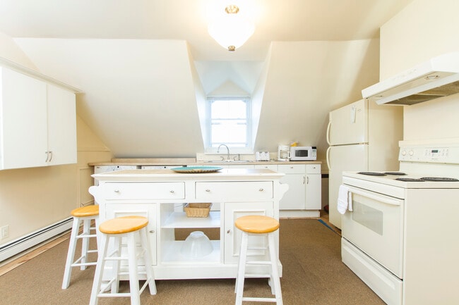 Clean and bright kitchen (w/d not in photos) - 95 Coggeshall Ave Apartments Unit 4