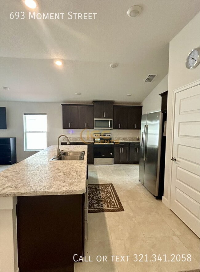 Photo - 693 Moment St