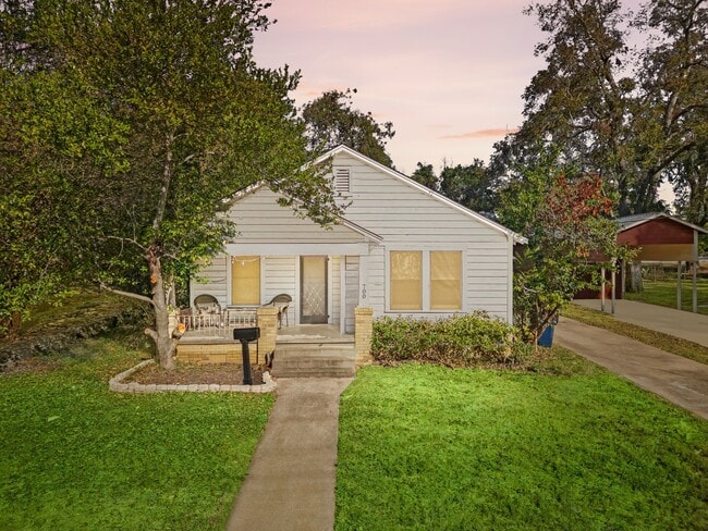 Building Photo - 700 W 5th St