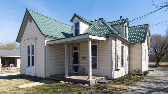 Photo - 617 Holcomb St