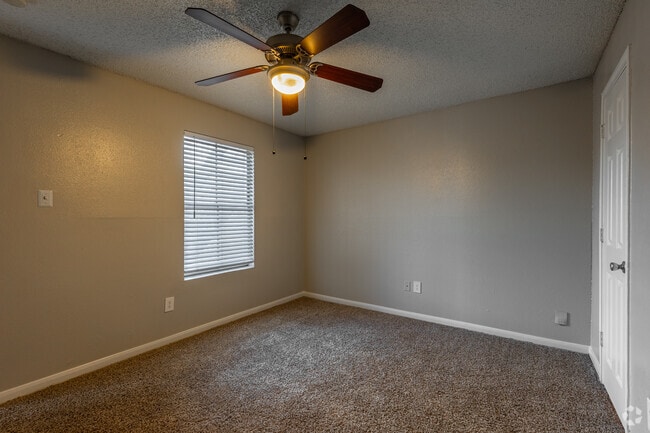 2BR, 2BA - 884SF - Primary Bedroom