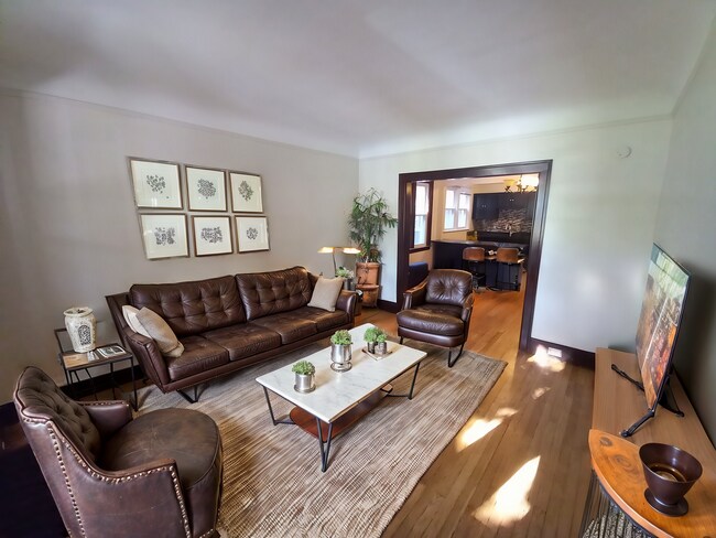 837 Beaconsfield Ave Unit 2S