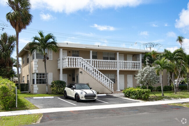 Building Photo - 1820 NE 56th St Unit 4 Rental