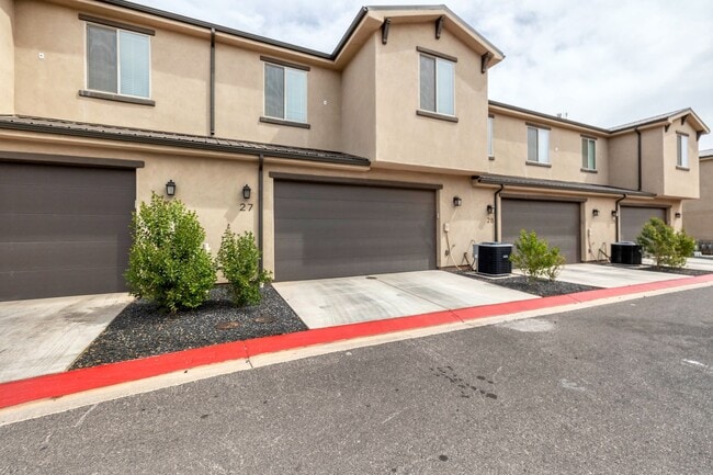 Building Photo - Lovely, Modern Townhome in Scenic Ivins