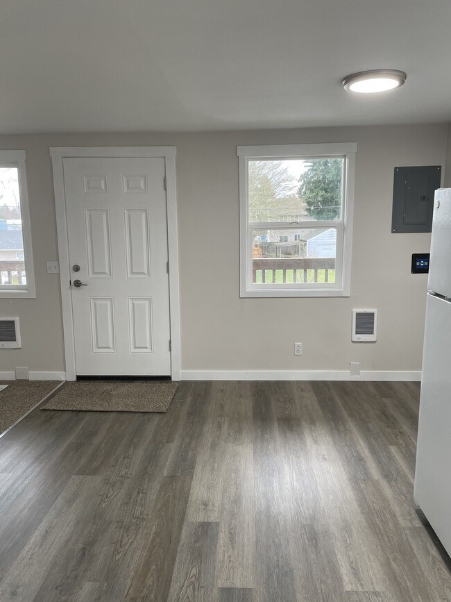 Cocina comedor con luz natural - 1205 Cora St SE Unidad C