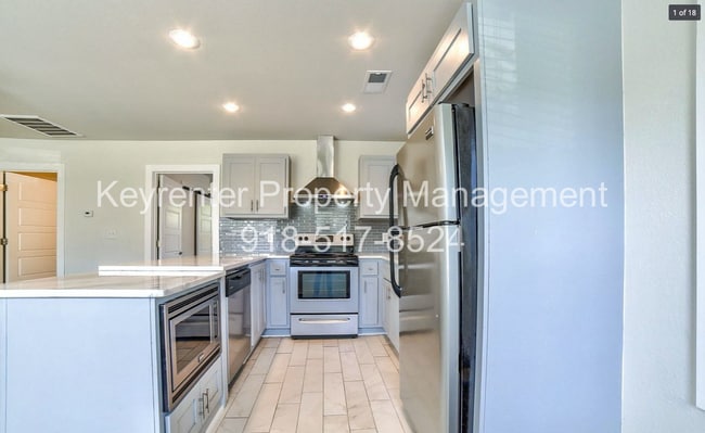 Building Photo - 3315 E 8th St Unit 3315