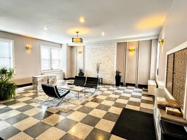 Photo - 3933 N Clarendon Ave Unit 107