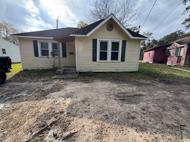 Building Photo - 4325 Woodlawn Ave