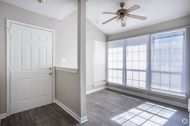 2 habitaciones, 2 baños, 1150 pies cuadrados, sala de estar - About The Woods at Shannon Lake