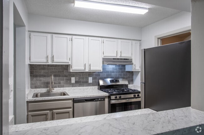 1BR, 1BA - 953SF Maple - Kitchen