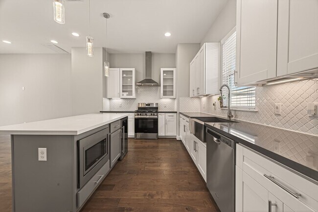 Photo - 2010 St Charles St