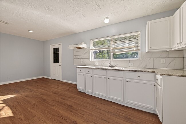 Photo - 6058 Glenhurst Dr