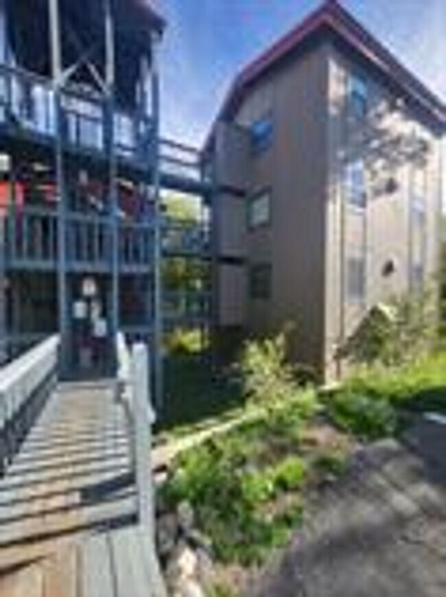 Photo - BEST DEAL IN SUMMIT ! Sunlight from all sides of the building! Balcony! In unit washer dryer! B...