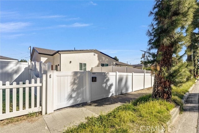 Photo - 18223 Chatsworth St