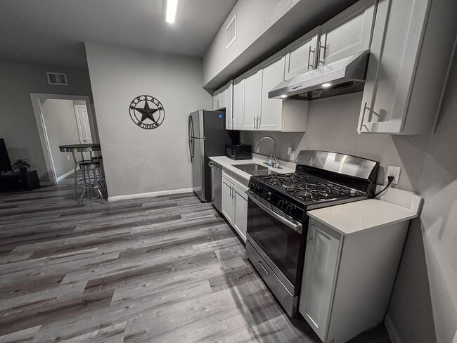 Photo - Furnished Room in West Campus – Walk to UT Unit Room Rental