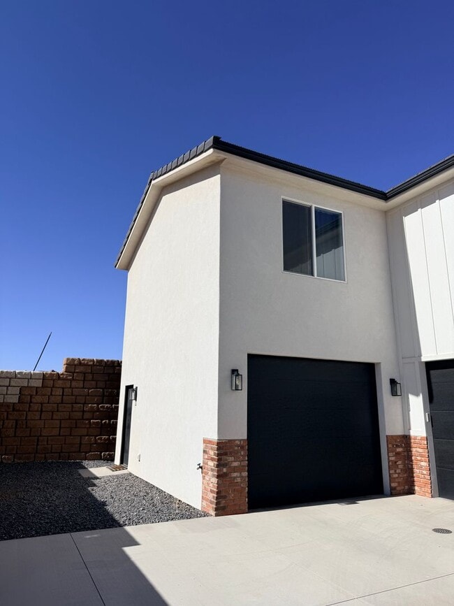 Building Photo - Luxury 3-Bedroom Residence in Grandpa's Pond – All Utilities & Internet Included