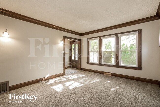 Photo - 216 S Elmwood Ave