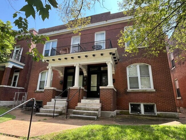 "Executive 2-Bedroom Haven with Gleaming Hardwood Floors in St. Louis City – 3852 Juniata Street!...