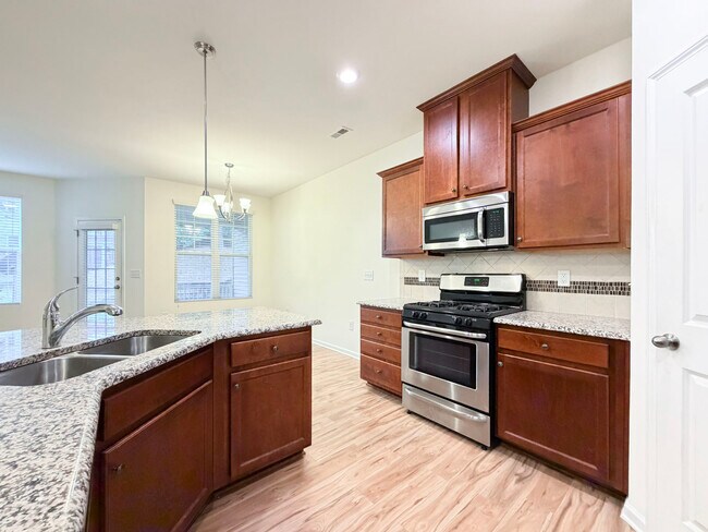 Photo - 907 Saratoga Dr