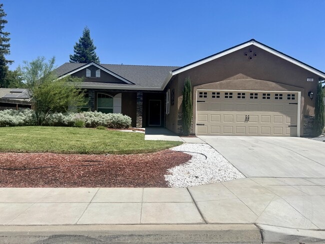 Building Photo - 233 Karen Ave