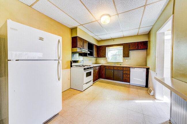 Photo - AVAILABLE JUNE 2026 - Traditional 2 Bedroom Home in Mt Washington!