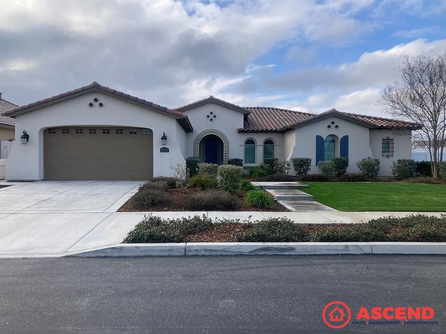 Building Photo - Beautiful 3 Bed, 2.5 Bath HOA Home with Fireplace & Modern Amenities