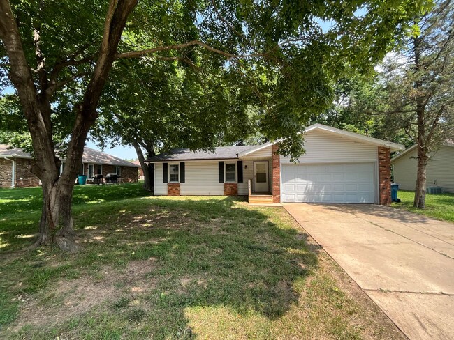 Building Photo - 3 bedroom 1.5 bath Available now!