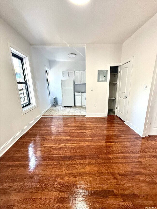 Photo - 90-04 Jamaica Ave