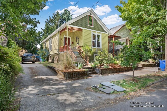Building Photo - 524 NE Brazee St Rental
