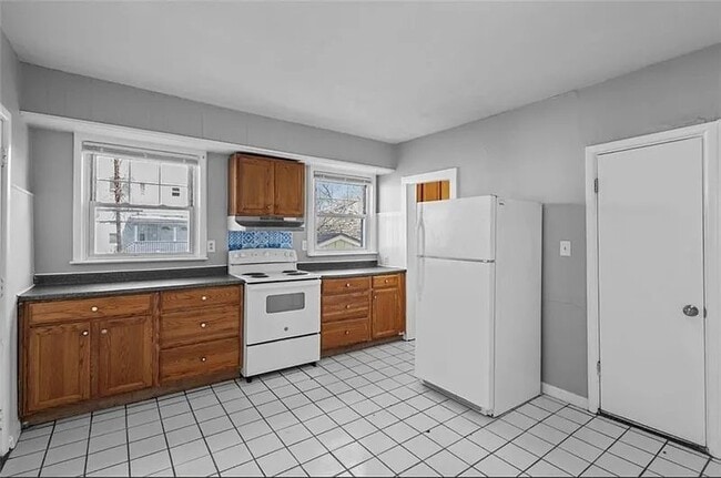 Building Photo - 16 Maplehurst Ave Unit 1st Floor