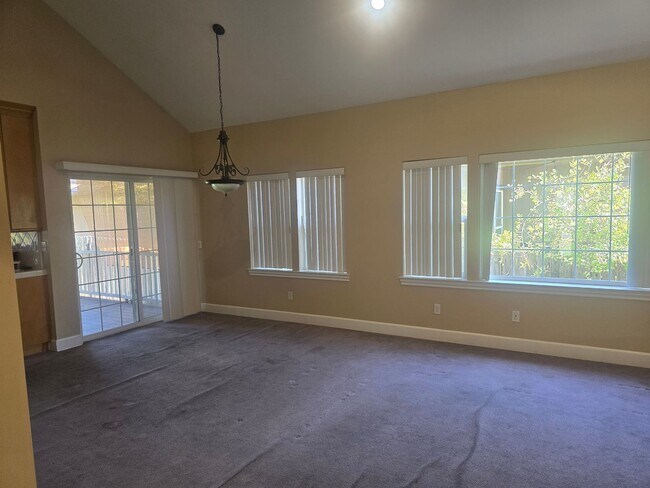Photo - 3 bed 2 bath Home for Rent in Grants Pass