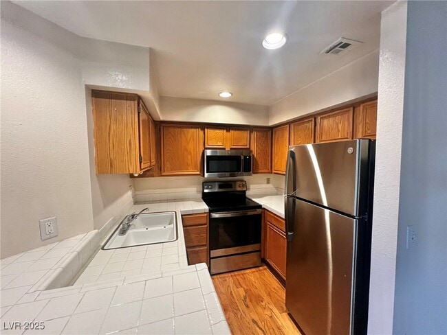 Building Photo - 2140 Pinetop Ln Unit 204