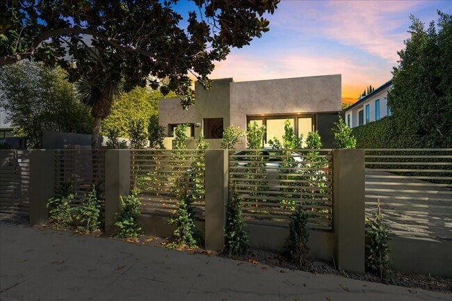 Building Photo - Modern 2BR Architectural + Rooftop in Prim...