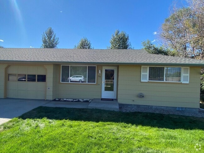 Building Photo - 2 bed 1 bath in Hamilton Rental