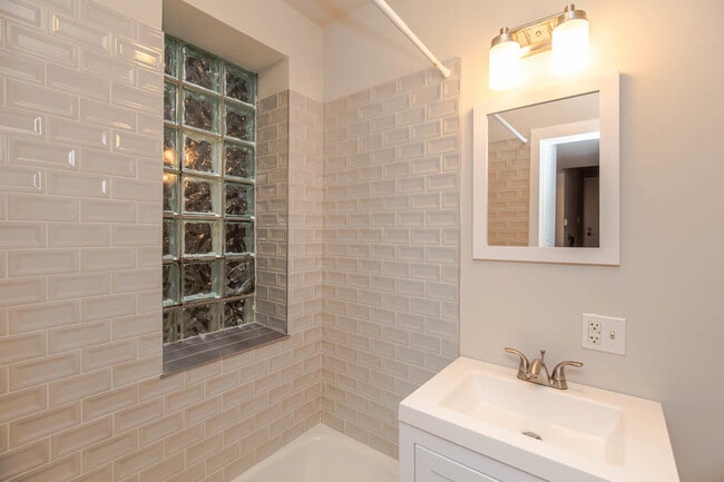 Photo - 931 W Leland Ave