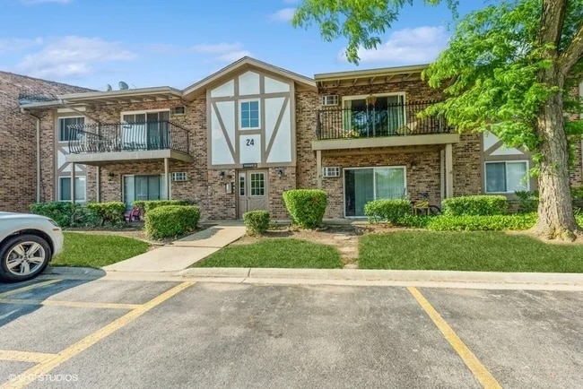 Building Photo - 16W470 Lake Dr Unit 16W481 Lake Dr. #24-103