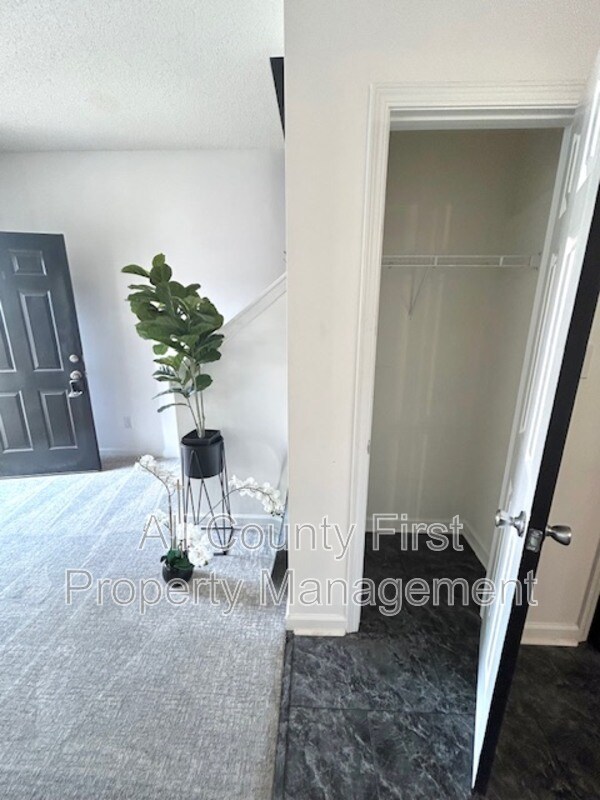 Photo - 4564 Parkview Square