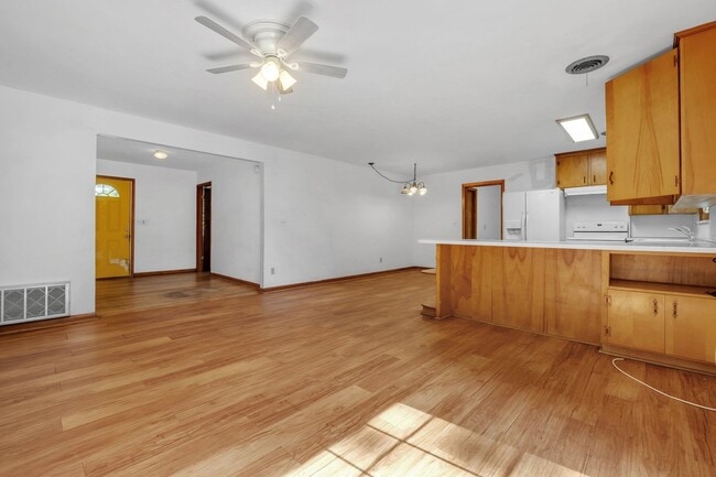 Photo - 123 Columbia Dr