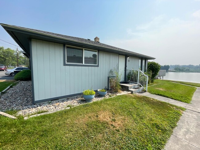 Building Photo - Prime Location! 2-Bed, 1-Bath Apartment with Lake Views and Near Downtown – Move-In Ready!