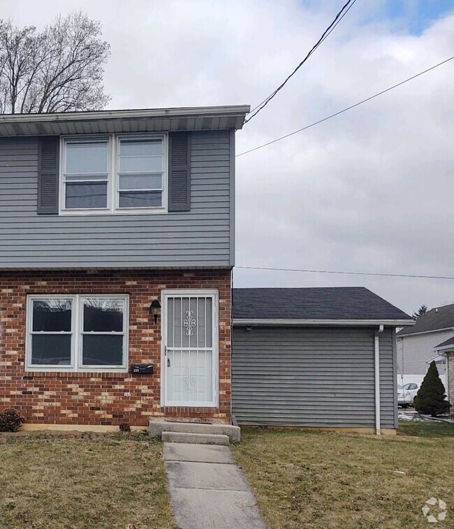 Building Photo - Adorable Townhome