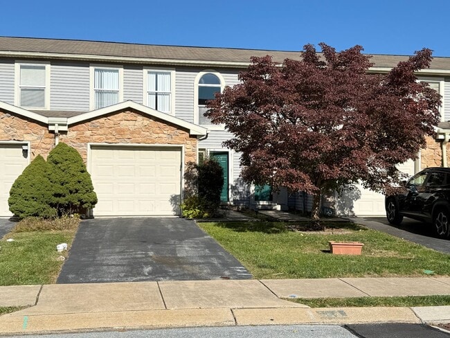 Building Photo - Beautiful 3 Bedroom 1.5 Bathroom Townhome ...