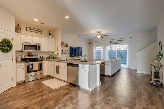 Photo - 413 Ferguson Ln