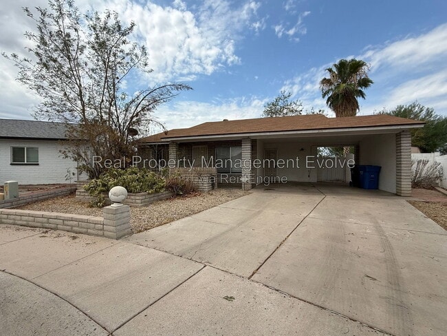 Photo - 513 E Wickieup Ln